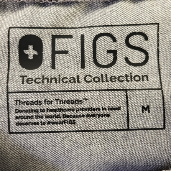 Figs Dahra Henley Scrub Top in Graphite Grey size Medium - Picture 4 of 7